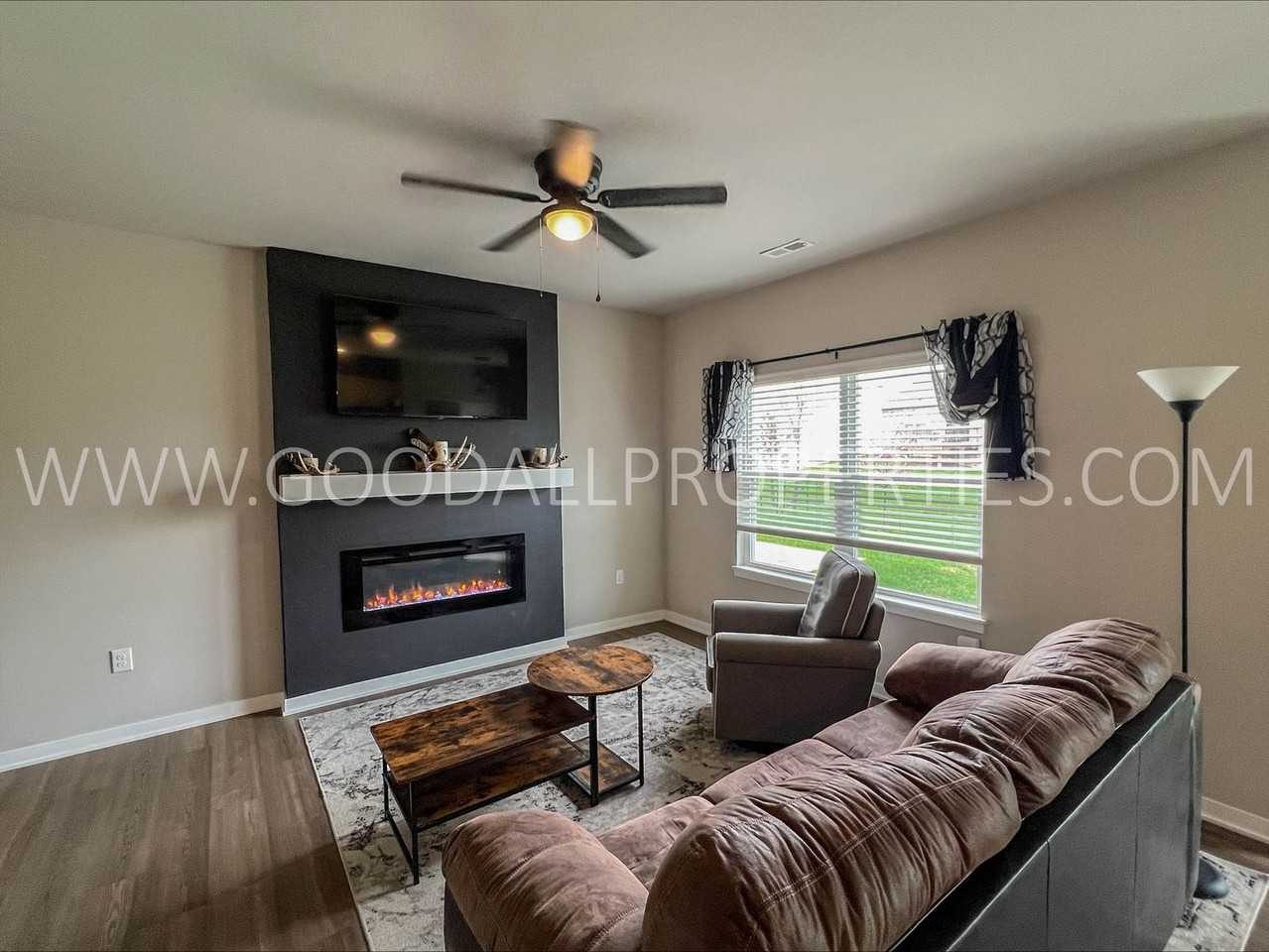 1007 Maywood Ln - Photo 2 of 17