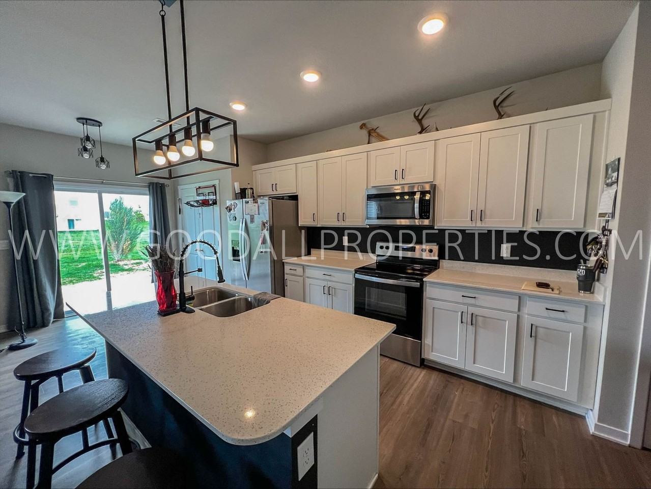 1007 Maywood Ln - Photo 3 of 17