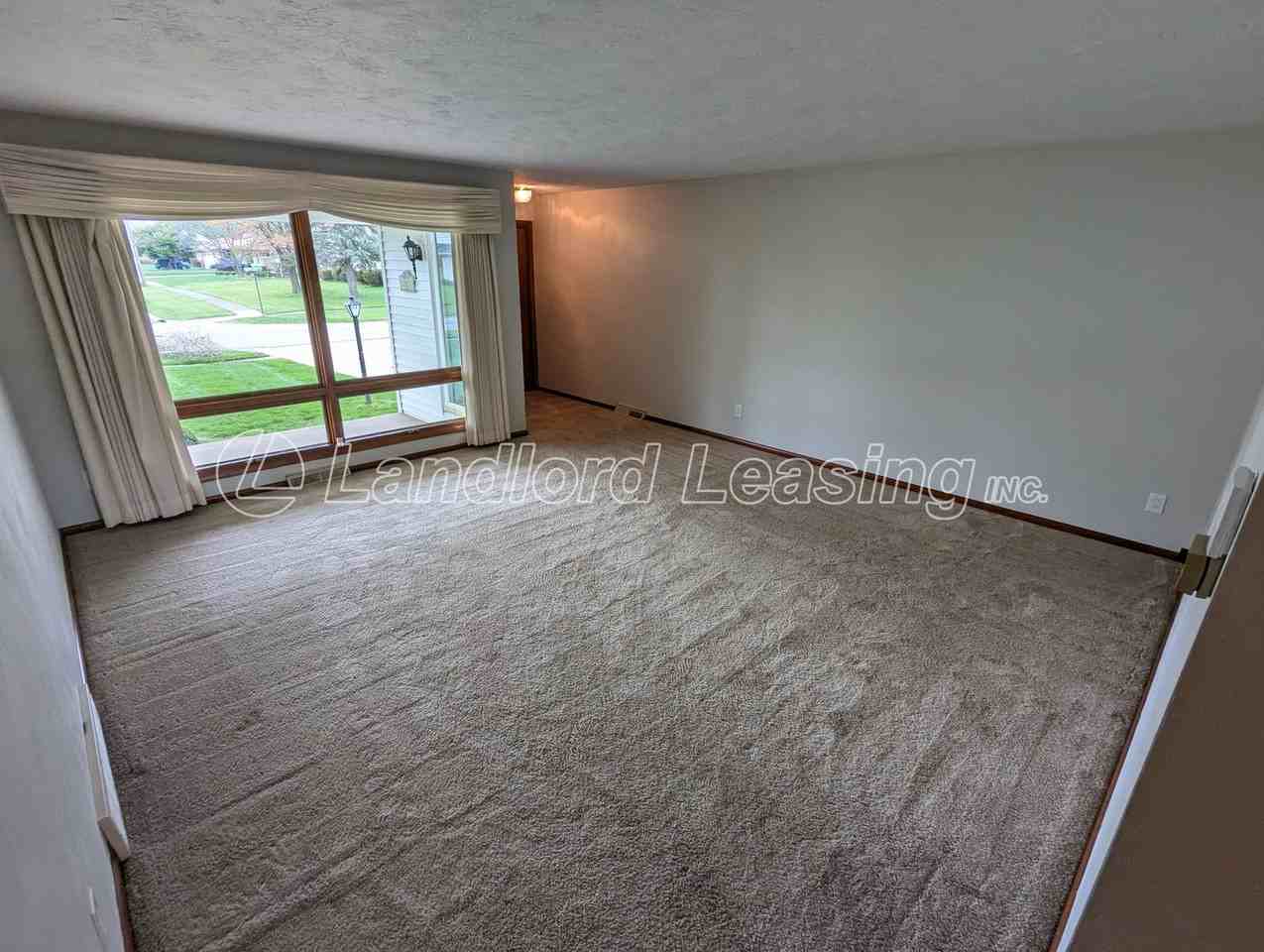 2823 Brookview Dr - Photo 2 of 19