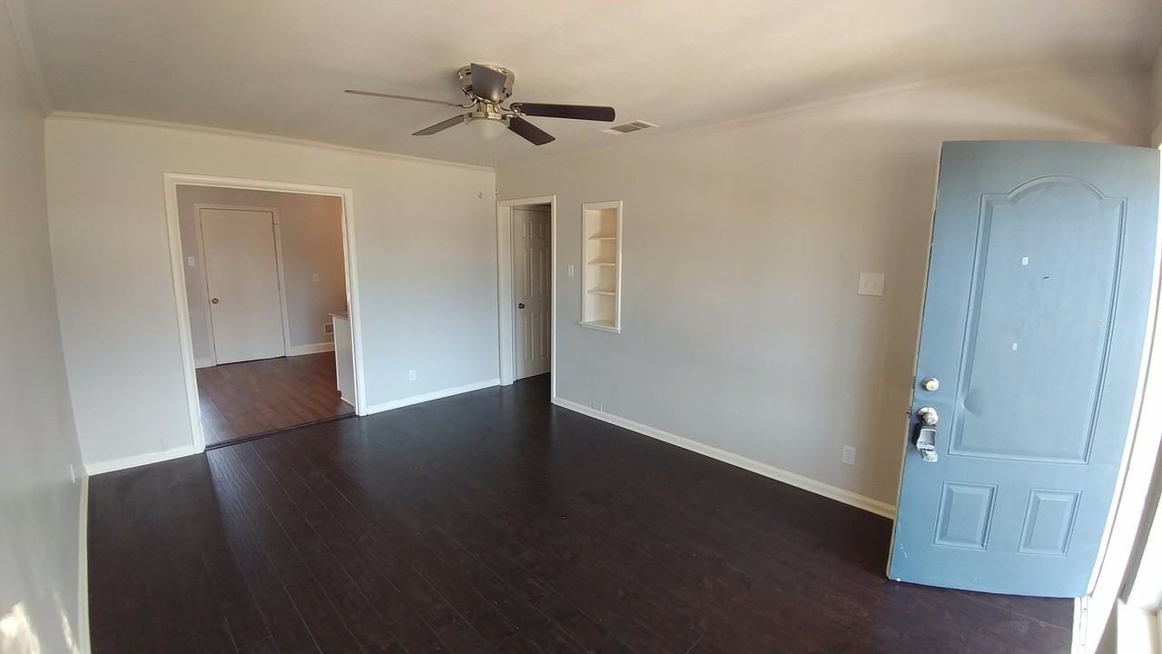 2523 Gross Rd - Photo 2 of 7