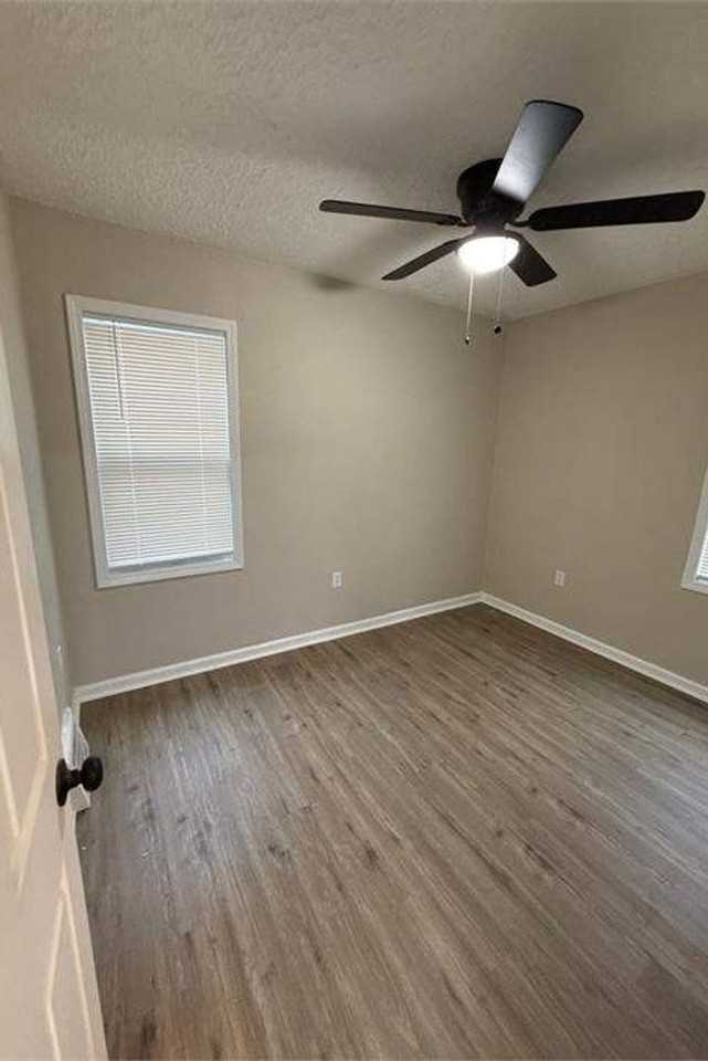 20506 Hanna St - Photo 3 of 12