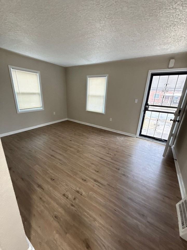 20506 Hanna St - Photo 2 of 9