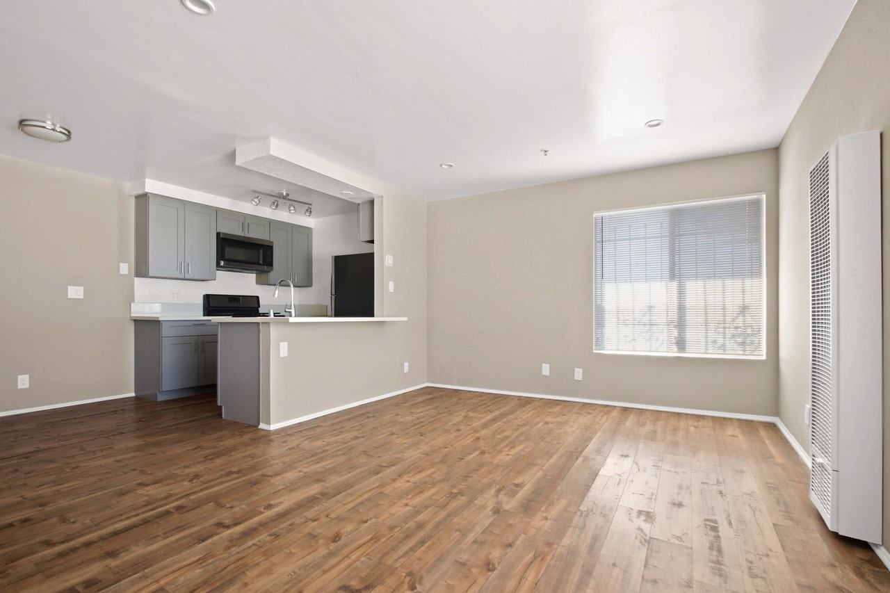 12914 Doty Ave - Photo 2 of 18