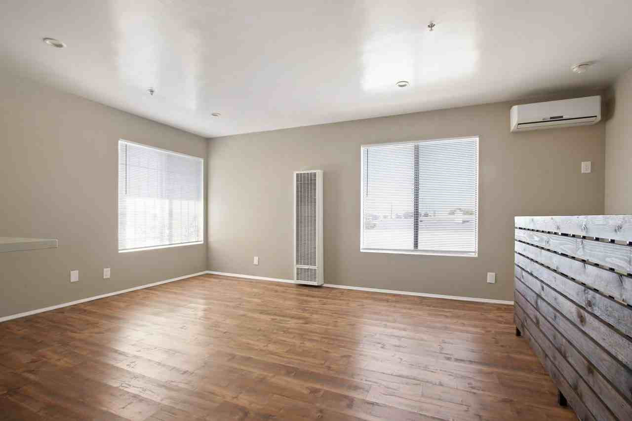 12914 Doty Ave - Photo 3 of 18