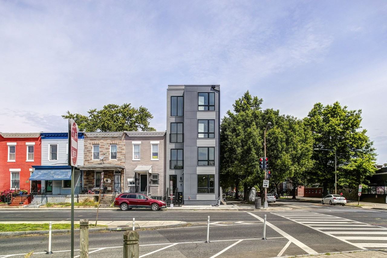 1444 Independence Ave SE - Photo 2 of 31