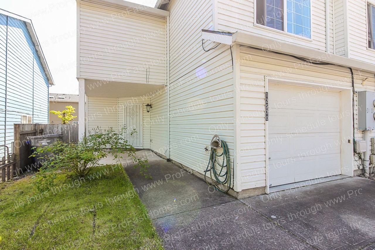 12530 Se Taggart St - Photo 2 of 20