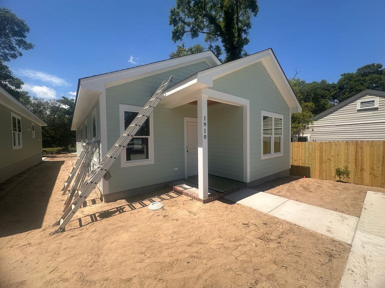 1910 Oak St - Photo 2 of 18