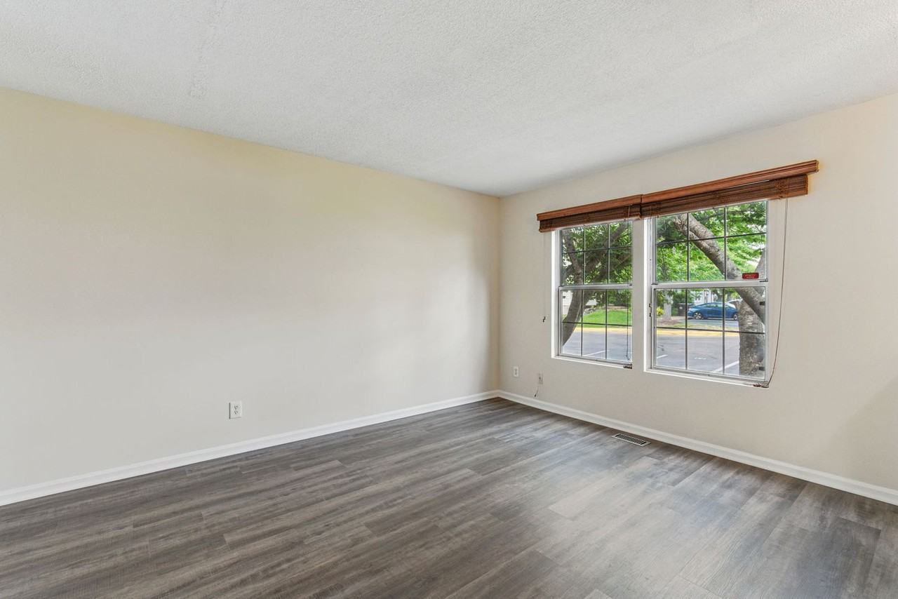 505 Knollwood Ct - Photo 3 of 36