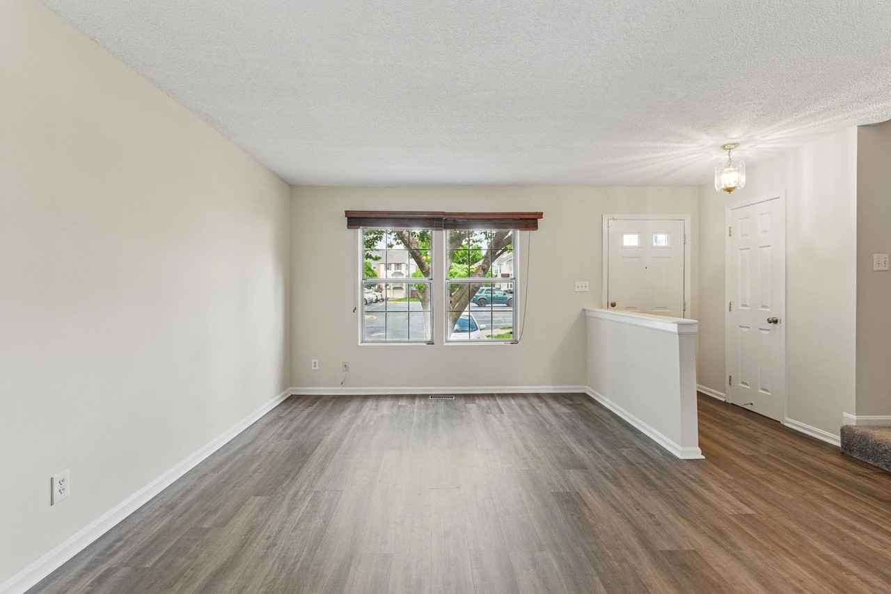505 Knollwood Ct - Photo 4 of 36