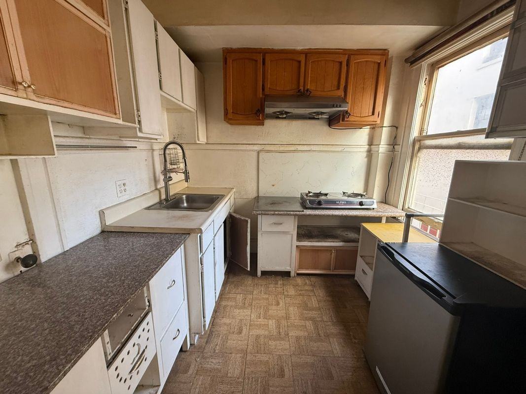 1212 Powell St - Photo 7 of 12