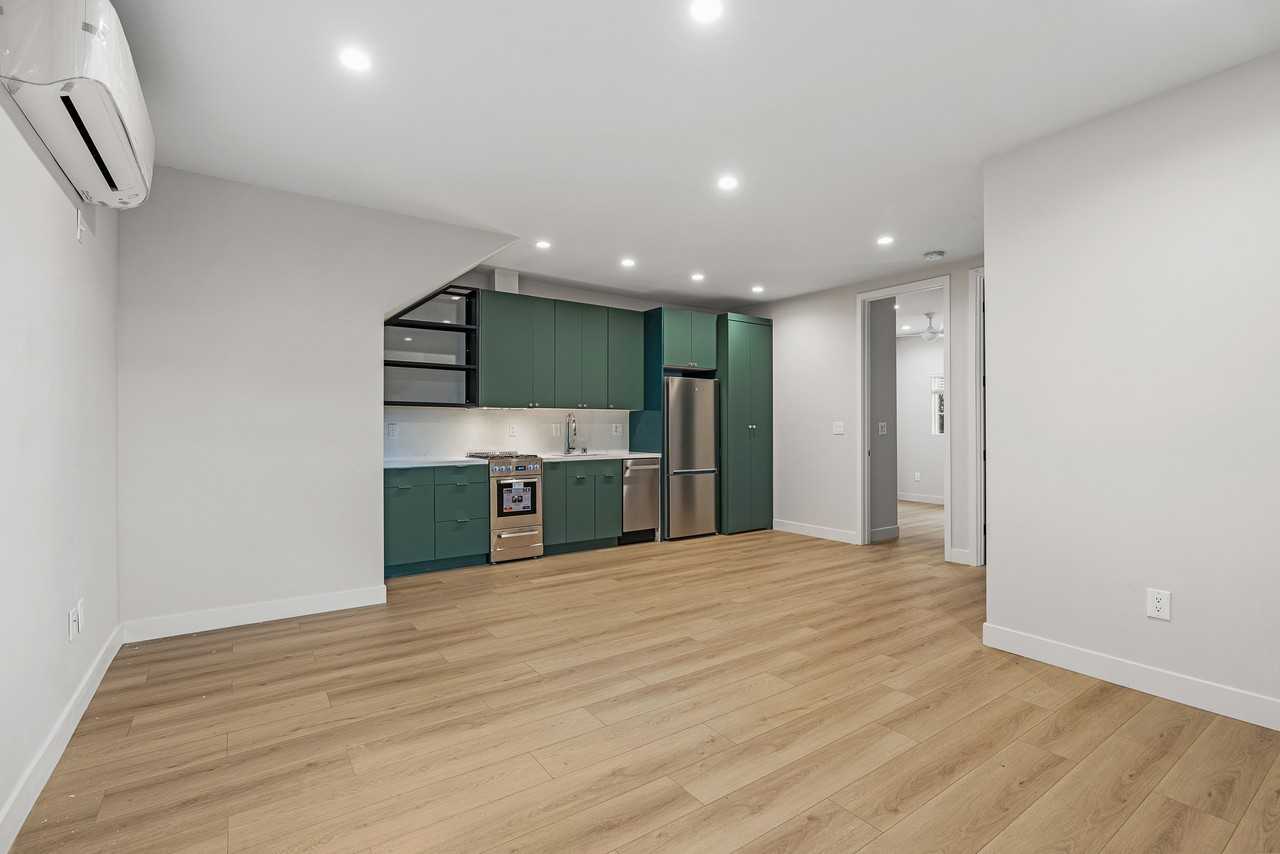 1427 Edgecliffe Drive #1/2 - Photo 4 of 10