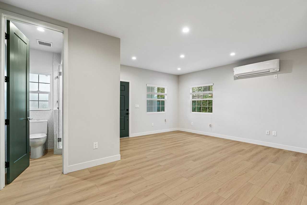 1427 Edgecliffe Drive #1/2 - Photo 7 of 10