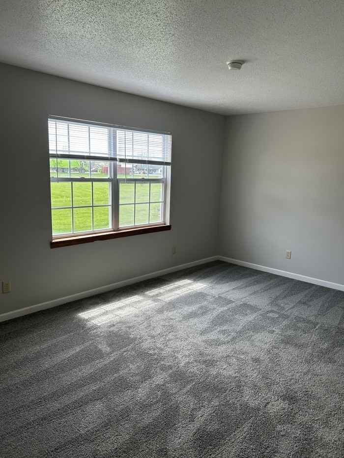 1304 W Jefferson St #4 - Photo 3 of 12
