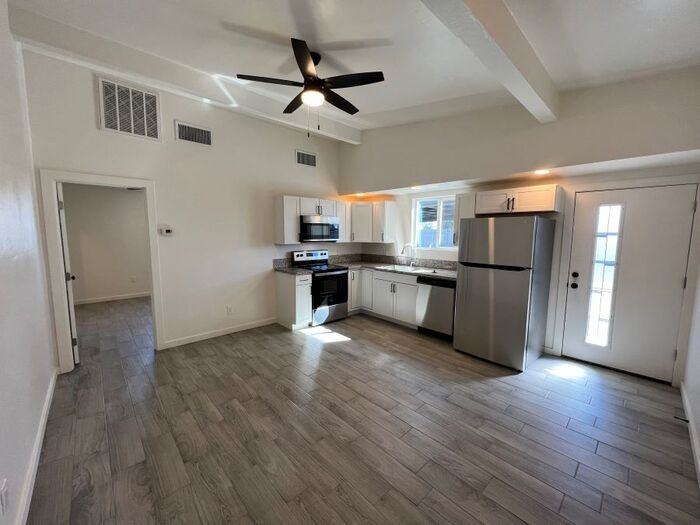 4809 E 4th St #2 - Photo 3 of 11