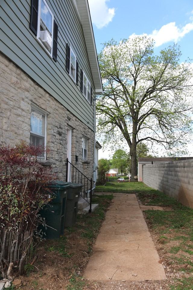 210 W Poplar St #B - Photo 3 of 12