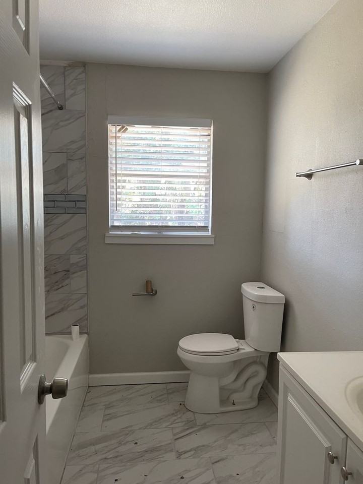 2721 Ash Park Dr - Photo 2 of 16