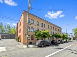featured image of 810 Ne Couch St