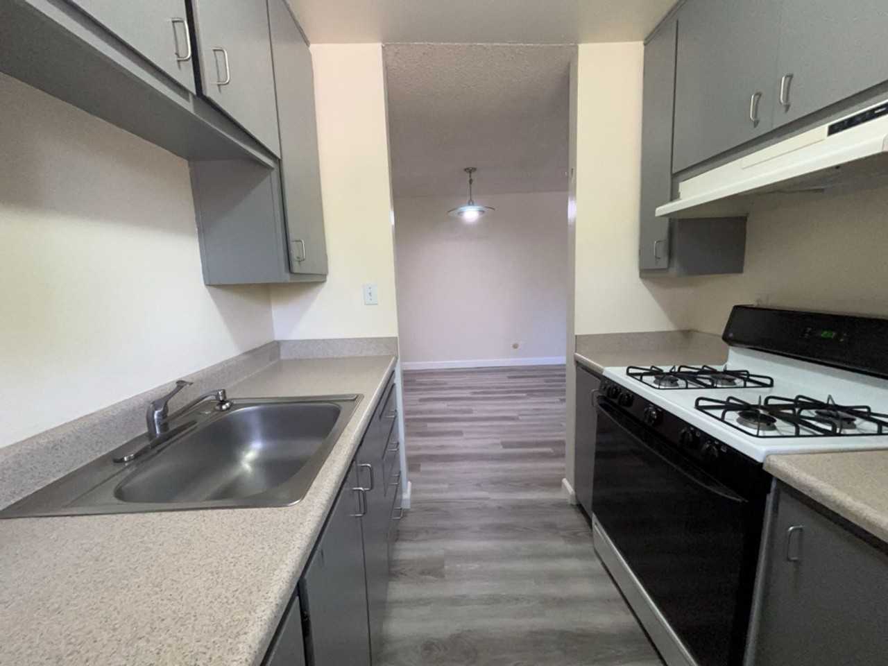 1901 Donner Ave #4 - Photo 3 of 11