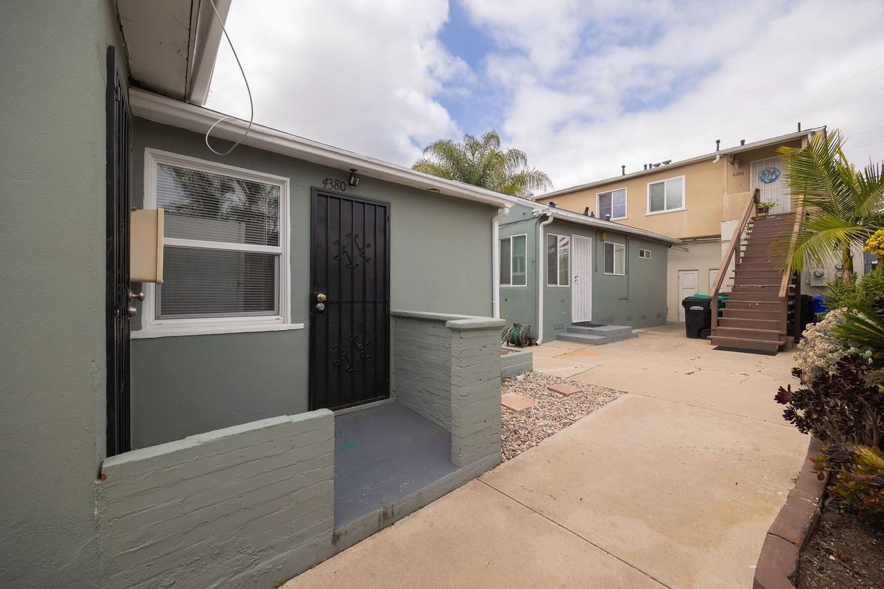 4380 Mcclintock St - Photo 2 of 11