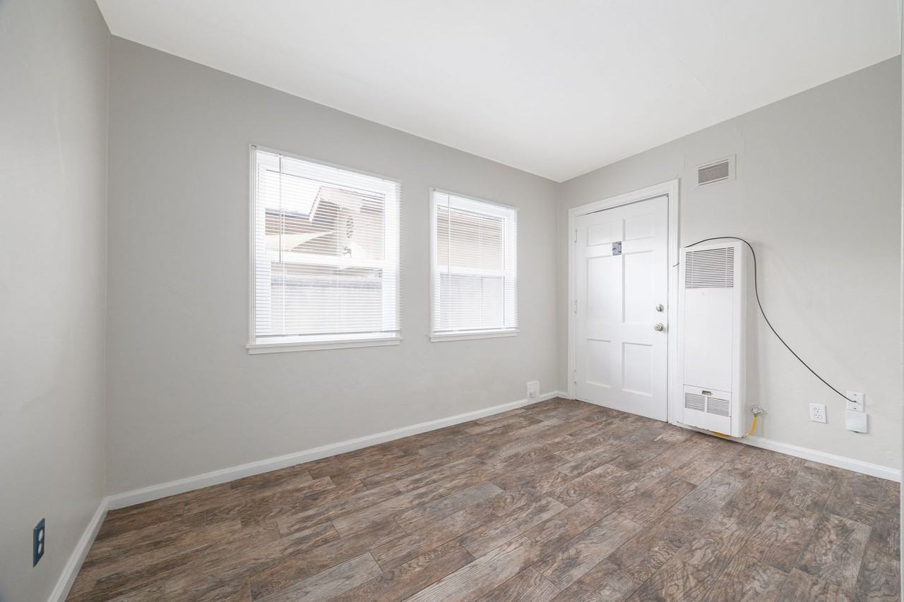 4380 Mcclintock St - Photo 4 of 11