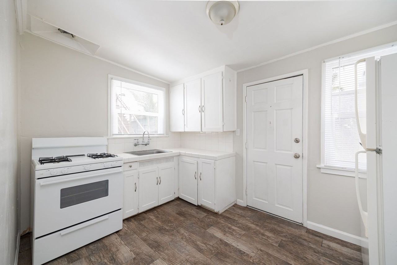 4380 Mcclintock St - Photo 5 of 11