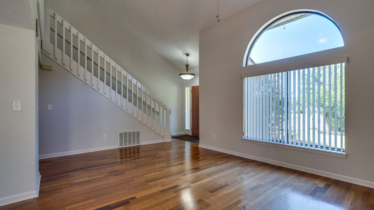 213 Bayberry Dr - Photo 4 of 34