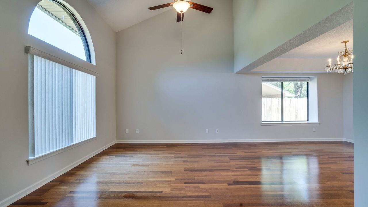 213 Bayberry Dr - Photo 5 of 34