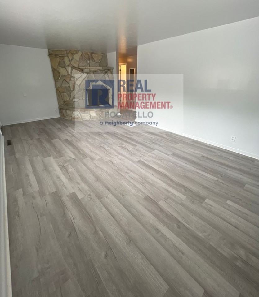 1022 Deon Dr - Photo 3 of 33