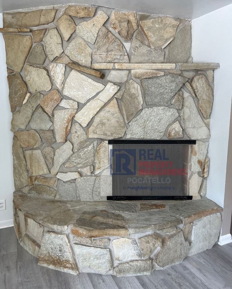 1022 Deon Dr - Photo 5 of 33