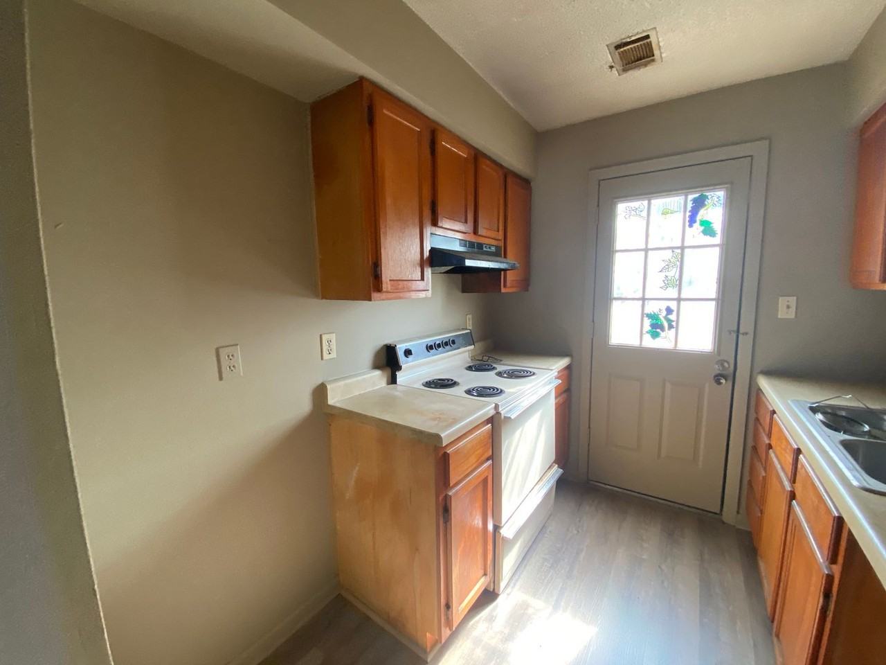 908 Warner Ave - Photo 4 of 6