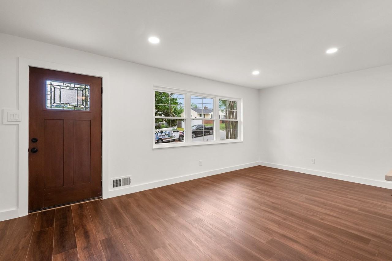 10021 Brunett Ave - Photo 3 of 45