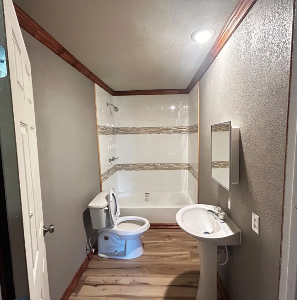 1020 W 12th St - Photo 3 of 19