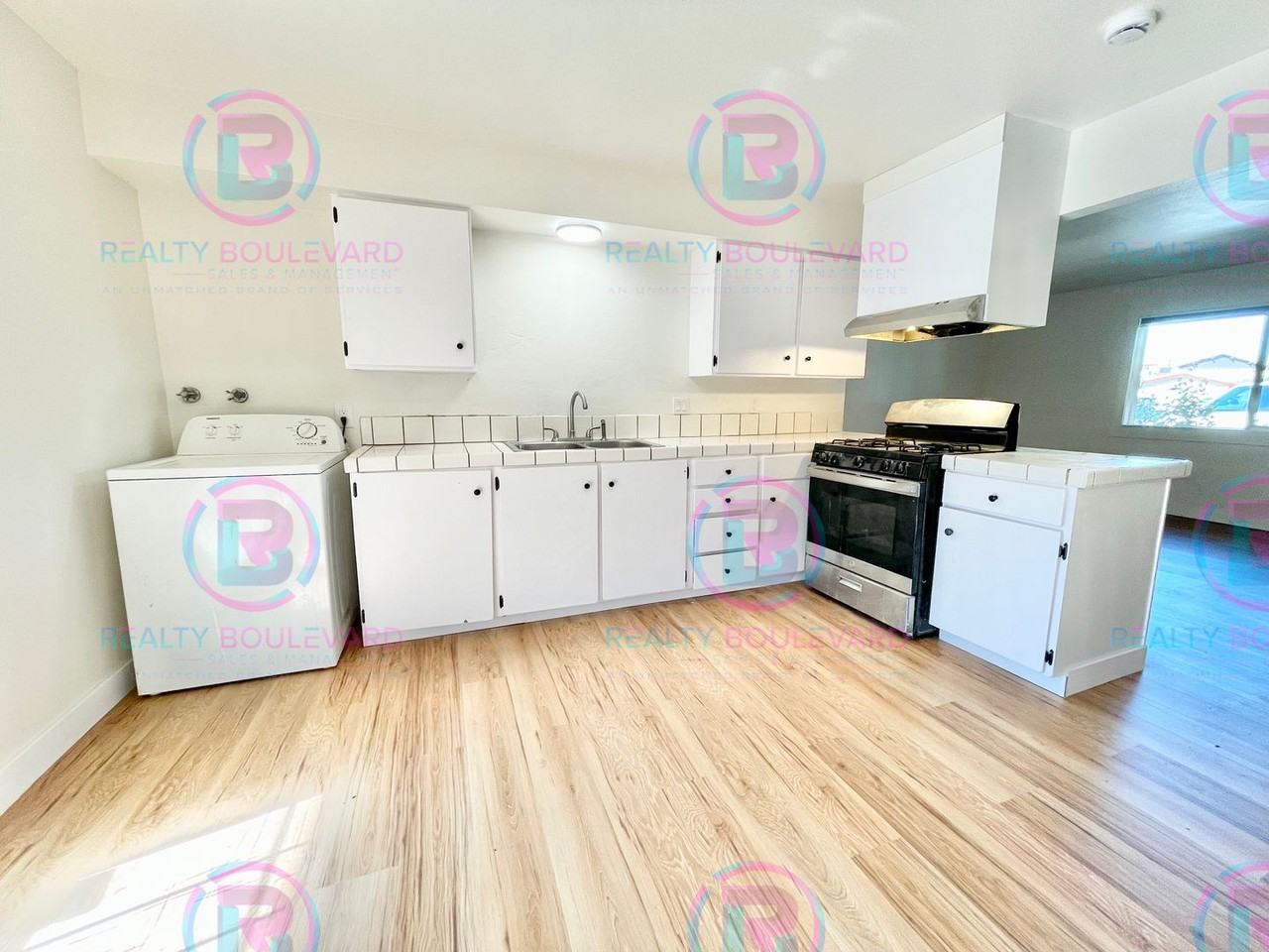 3572 Neil Rd - Photo 2 of 19