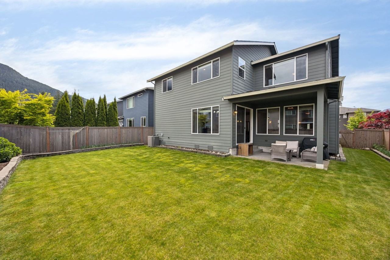 340 Zemp Way Ne - Photo 3 of 32