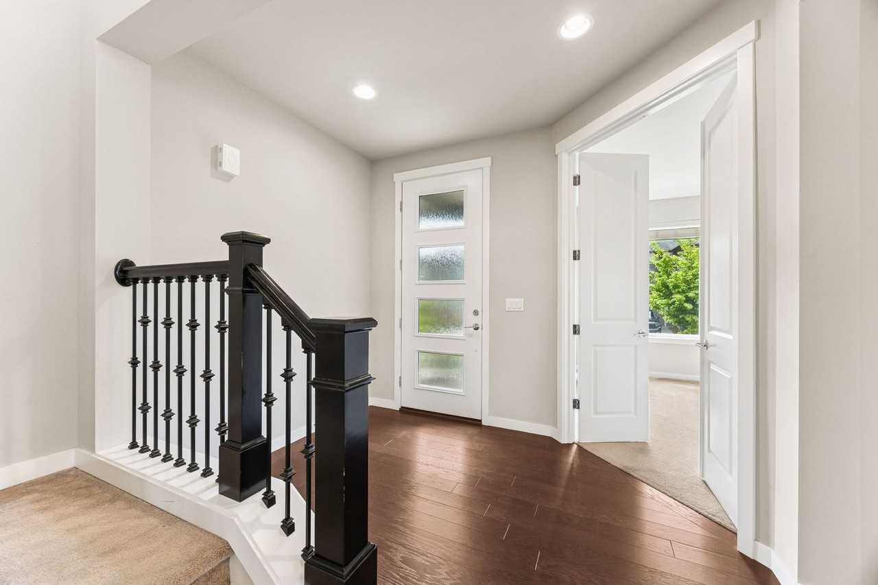 340 Zemp Way Ne - Photo 4 of 32