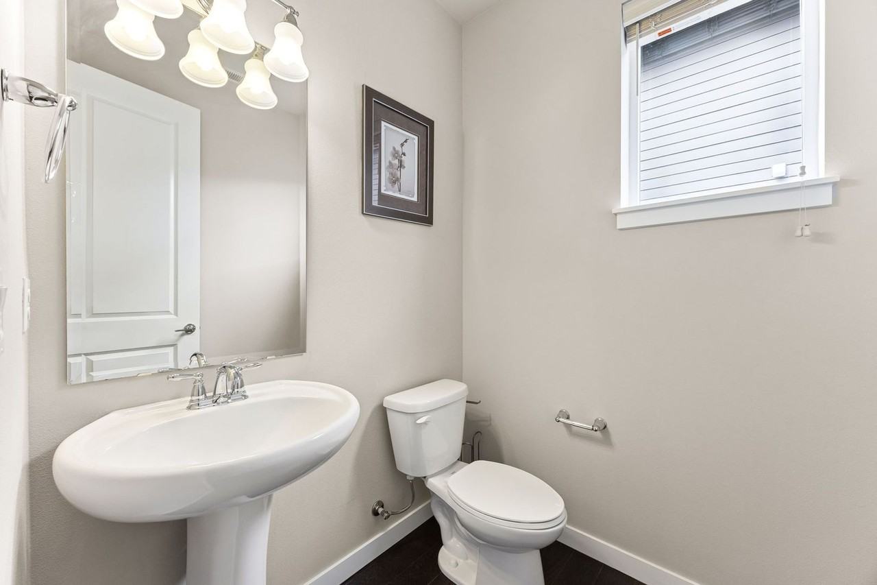 340 Zemp Way Ne - Photo 6 of 32