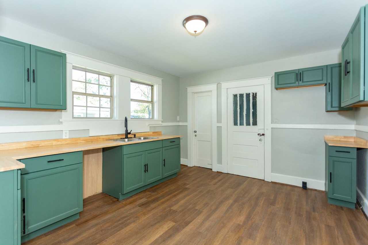 2715 Avenue H - Photo 2 of 38