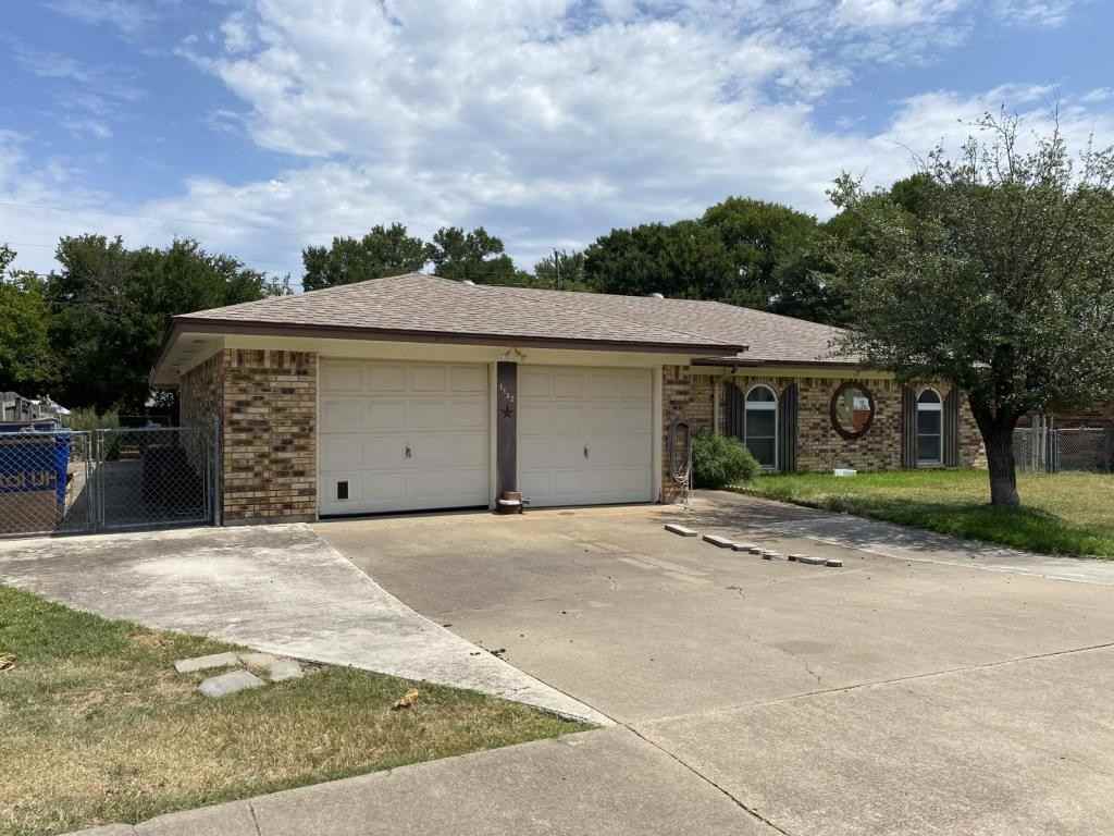 1122 Rhonda Lee St - Photo 2 of 31