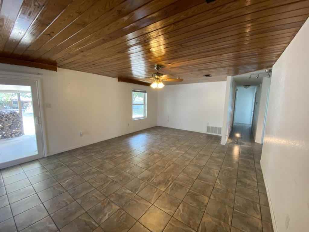 1122 Rhonda Lee St - Photo 5 of 31