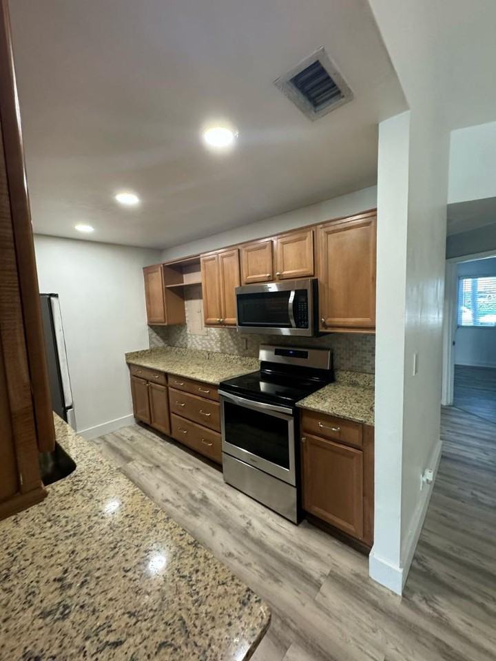 5597 Park Rd - Photo 4 of 32