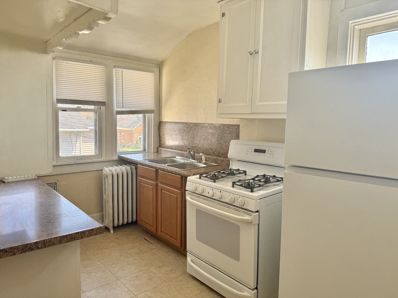 724 E Walnut St #724UPPER - Photo 2 of 6