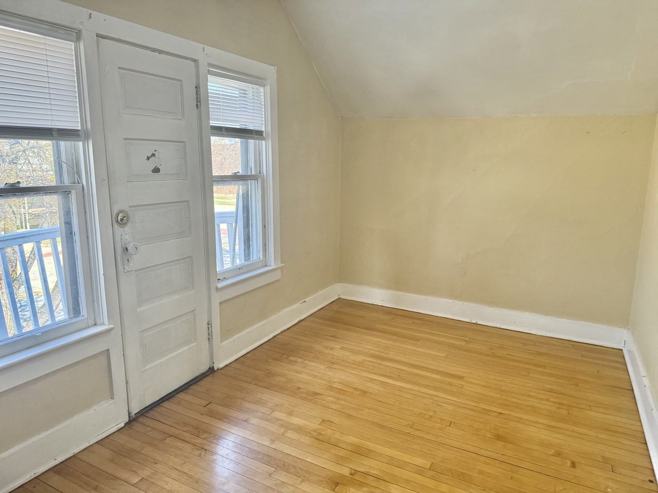 724 E Walnut St #724UPPER - Photo 5 of 6