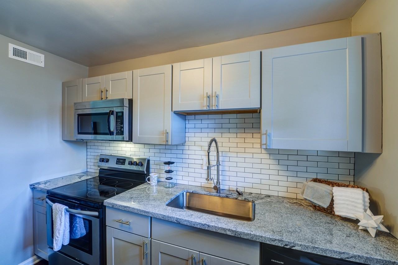 301 S Granby St #A - Photo 5 of 13