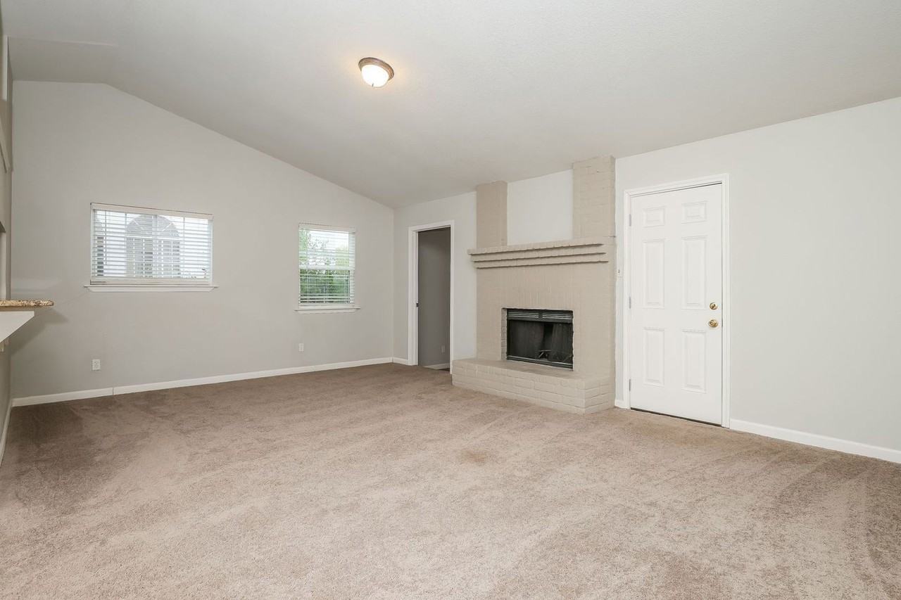 2730 Bear Springs Dr - Photo 5 of 26
