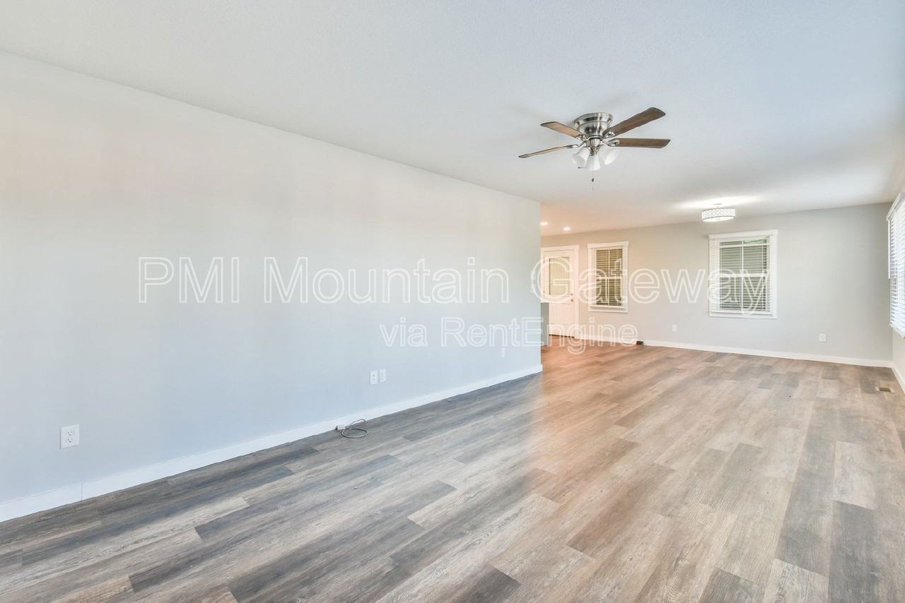 379 Valley Dr - Photo 2 of 30