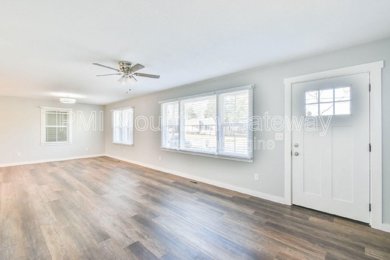 379 Valley Dr - Photo 3 of 30