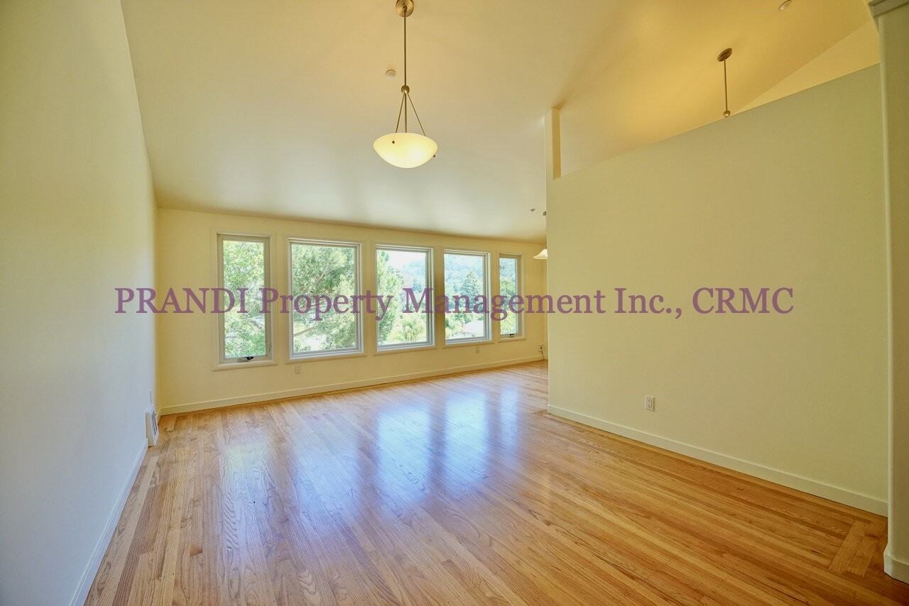 327 Montecito Ave - Photo 2 of 11