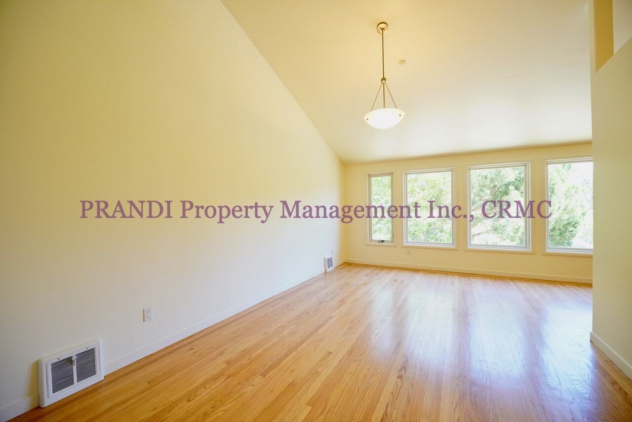 327 Montecito Ave - Photo 3 of 11