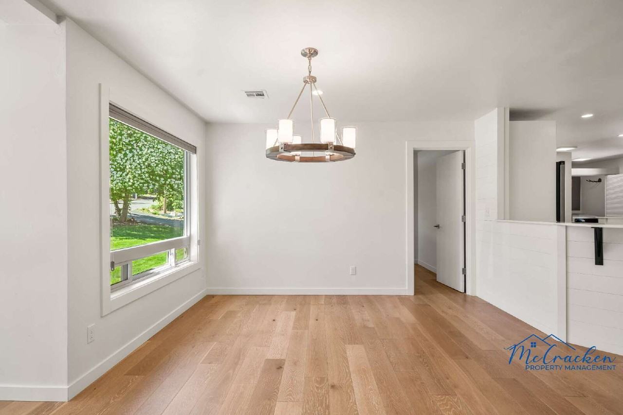 1075 Bellview Ave - Photo 5 of 31