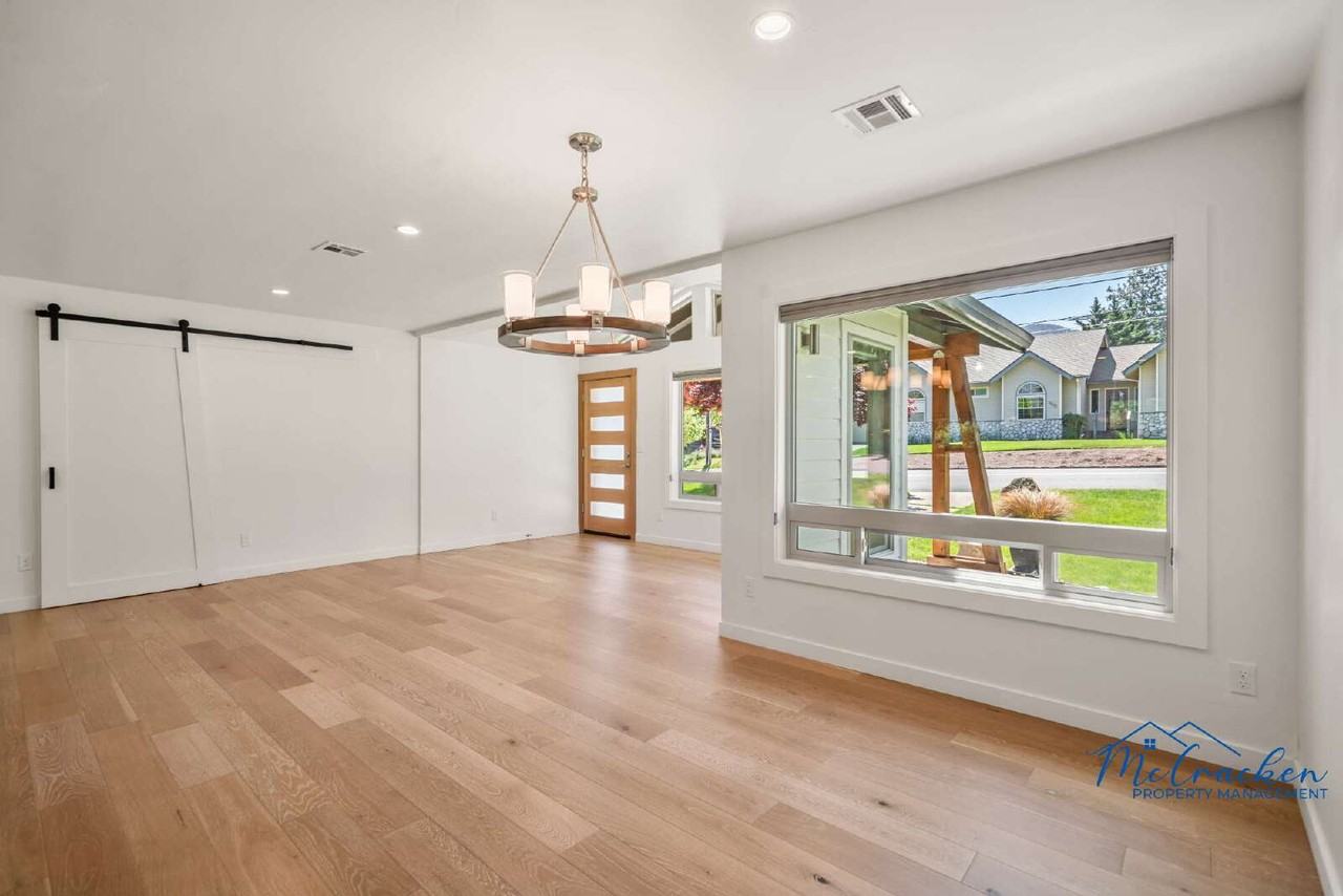 1075 Bellview Ave - Photo 6 of 31